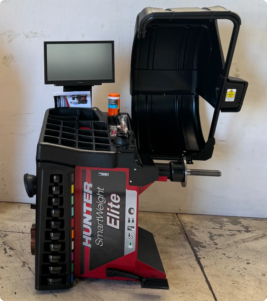 Automated wheel alignment machine with monitor